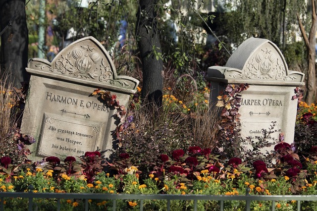 撮影スポットが盛りだくさん！！東京ディズニーランド「ディズニー・ハロウィーン」デコレーションを紹介 As to Disney artwork, logos and properties： (C) Disney