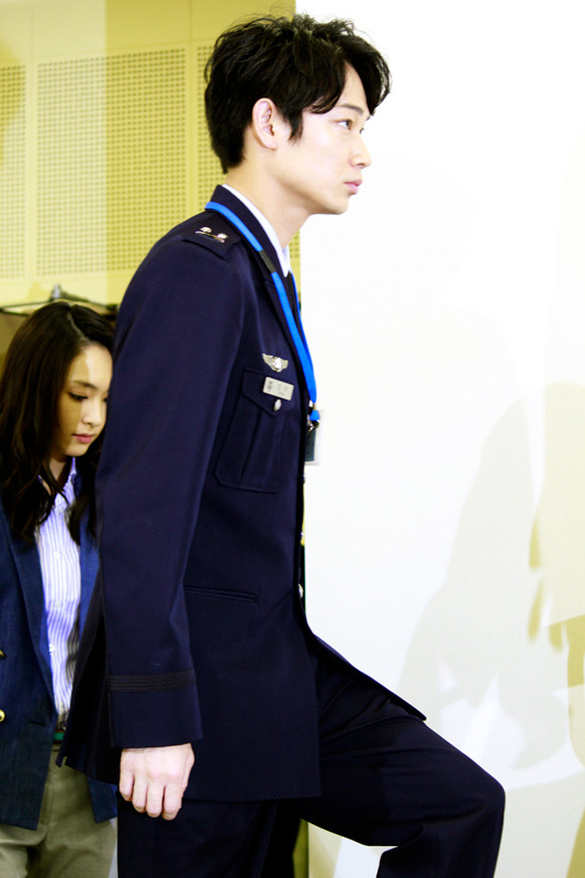 ドラマ「空飛ぶ広報室」でピュア男子・空井大祐を演じる綾野剛