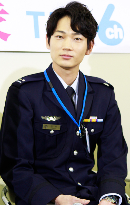 ドラマ「空飛ぶ広報室」でピュア男子・空井大祐を演じる綾野剛