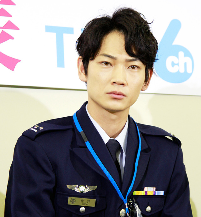 ドラマ「空飛ぶ広報室」でピュア男子・空井大祐を演じる綾野剛