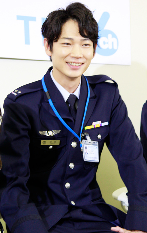 ドラマ「空飛ぶ広報室」でピュア男子・空井大祐を演じる綾野剛