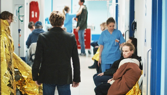 『ぼくは君たちを憎まないことにした』©2022 Komplizen Film Haut et Court Frakas Productions TOBIS / Erfttal Film und Fernsehproduktion  nikumanai.com