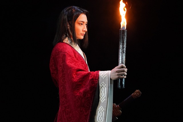 嬴政・漂：小関裕太／舞台「キングダム」©原泰久／集英社