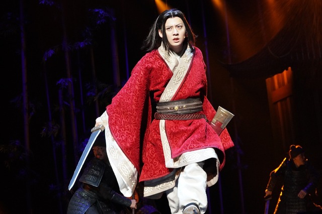 嬴政・漂：牧島輝／舞台「キングダム」©原泰久／集英社