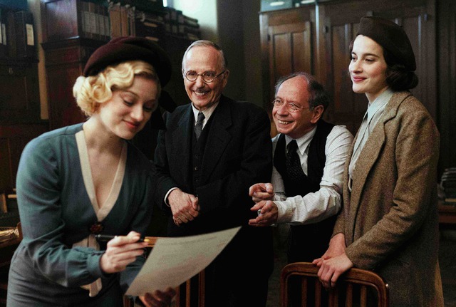 『私がやりました』© 2023 MANDARIN & COMPAGNIE - FOZ - GAUMONT – FRANCE 2 CINÉMA - SCOPE PICTURES – PLAYTIME PRODUCTION