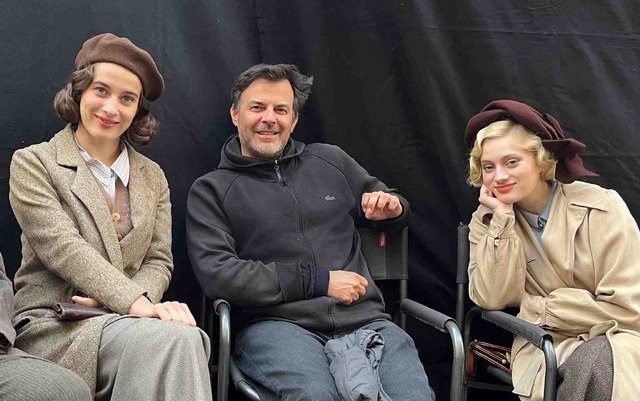 『私がやりました』メイキング© 2023 MANDARIN & COMPAGNIE - FOZ - GAUMONT – FRANCE 2 CINÉMA - SCOPE PICTURES – PLAYTIME PRODUCTION