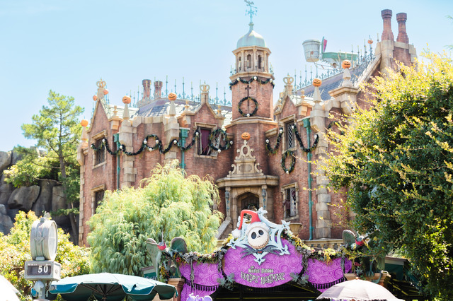 あのホーンテッドマンションが、期間限定のスペシャル仕様に！“ホリデーナイトメアー”でクリスマスを楽しもう