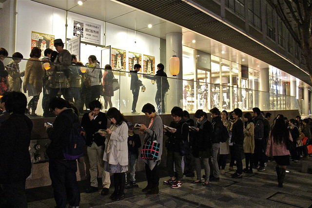 提灯購入のために列を作る人々