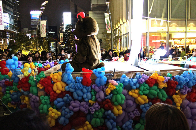 デイジー・バルーン「アップルベアー丸」。熊の着ぐるみが一晩中、熊のバルーンを作成。行き交う人には大人気の展示だった