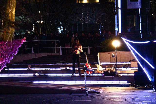 。灯台の前で行われた、ライゾマティクス×山川冬樹「シンクロ丸」。心臓の鼓動を制御し、音と光のパフォーマンスを披露