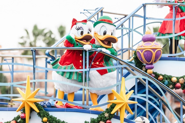 ハーバーにサンタクロースが今年も登場！「ディズニー・クリスマス・グリーティング」お披露目