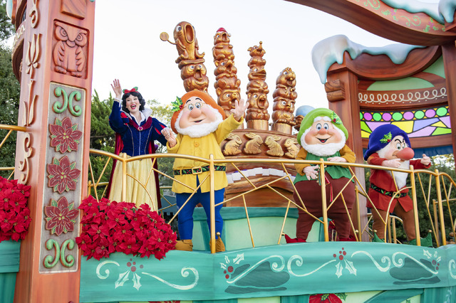 東京ディズニーランドにホリデーがやって来た！「ディズニー・クリスマス・ストーリーズ」公演写真公開