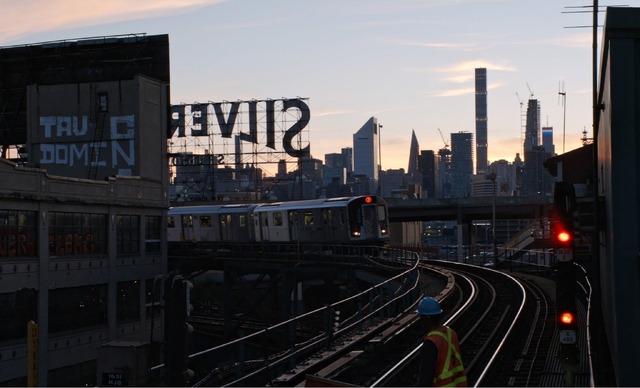 『ニューヨーク・オールド・アパートメント』© 2020 - Dschoint Ventschr Filmproduktion / SRF Schweizer Radio und Fernsehen / blue