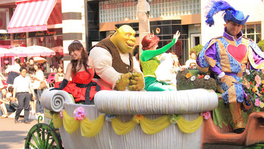 シュレックとともにオニオン馬車に乗る“勘違いお姫様”大沢あかね