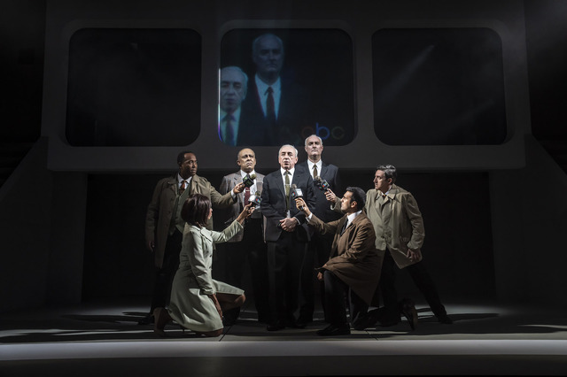 NTLive『ベスト・オブ・エネミーズ』 ©️ Johan Persson