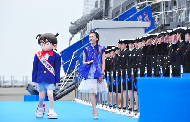 柴咲コウ＆江戸川コナン＆女性自衛官たち／『名探偵コナン 絶海の探偵』＠海上自衛隊横須賀地方総監部