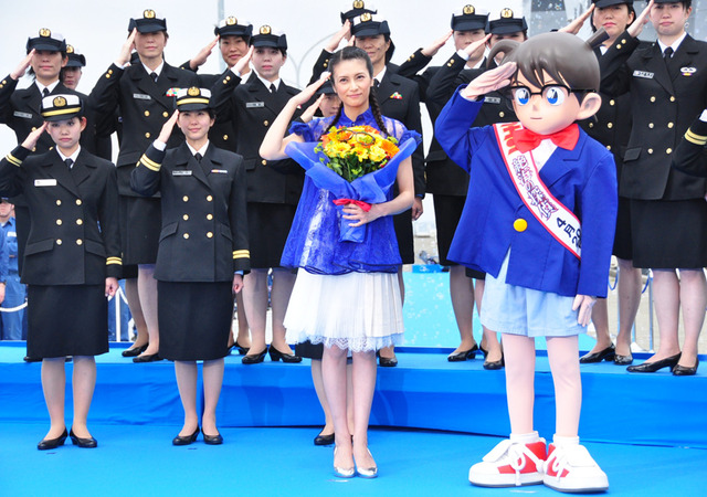 柴咲コウ＆江戸川コナン＆女性自衛官たち／『名探偵コナン 絶海の探偵』＠海上自衛隊横須賀地方総監部