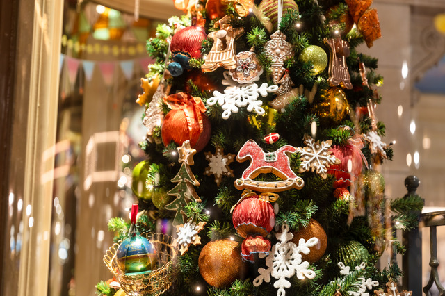 圧倒的にロマンティック！約15メートル、40周年の巨大クリスマスツリーの見逃せない輝き