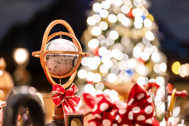 4年ぶりに復活したクリスマスツリーは夜に秘密が　きらびやかな東京ディズニーシーを大満喫