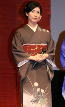 妖艶な魅力をたたえる黒木瞳「“ラブホ”に来て」