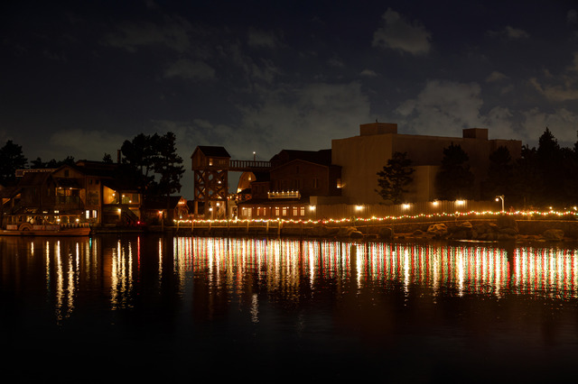 4年ぶりに復活したクリスマスツリーは夜に秘密が　きらびやかな東京ディズニーシーを大満喫