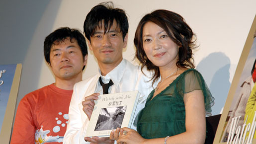 『Watch with Me〜 卒業写真〜』主演の津田寛治（中央）と羽田美智子、瀬木直貴監督