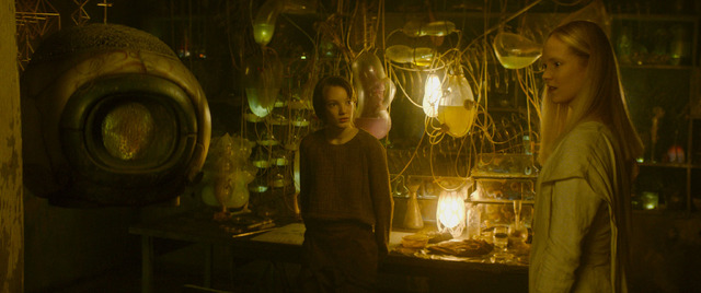 『VESPER／ヴェスパー』© 2022 Vesper - Natrix Natrix, Rumble Fish Productions, 10.80 Films, EV.L Prod