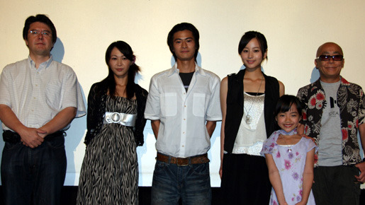 『恋する日曜日　私。恋した』初日舞台挨拶に登壇した（左から）丹羽多聞アンドリウ、渡辺千穂、窪塚俊介、堀北真希、岩本千波、廣木隆一監督