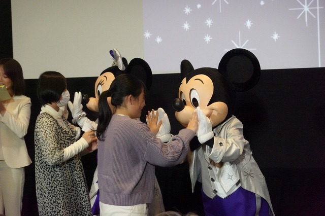 ミッキー＆ミニーのサプライズ登場でこどもたちが笑顔に！Wish Together『ウィッシュ』特別先行上映会開催