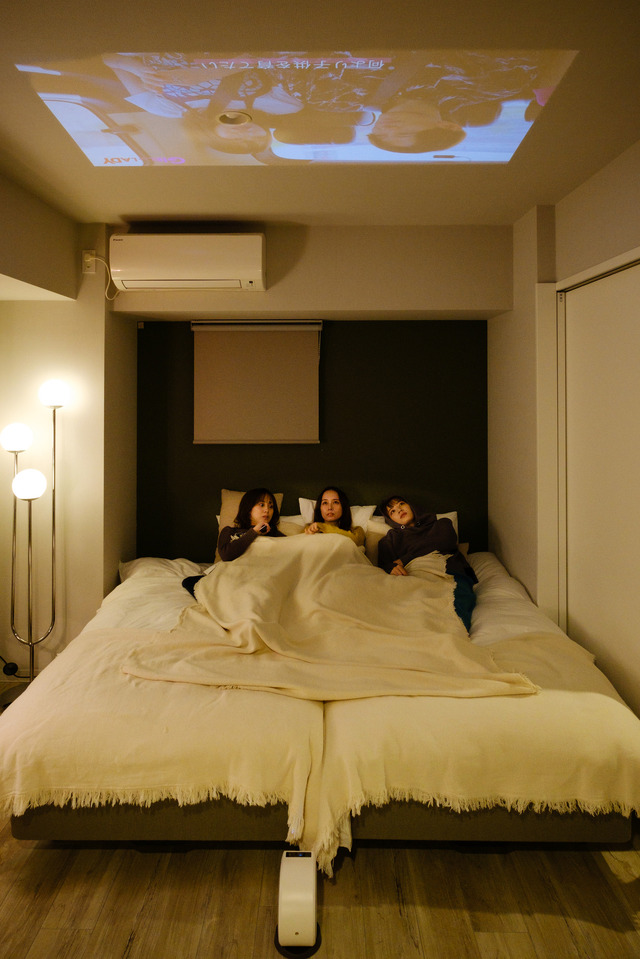 映画ファンにおすすめ、見た目も機能性も優秀！ BenQのフルHD天井シアタープロジェクター「GV31」を使ってみた