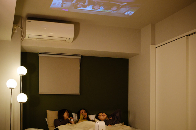 映画ファンにおすすめ、見た目も機能性も優秀！ BenQのフルHD天井シアタープロジェクター「GV31」を使ってみた