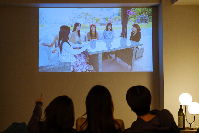 映画ファンにおすすめ、見た目も機能性も優秀！ BenQのフルHD天井シアタープロジェクター「GV31」を使ってみた