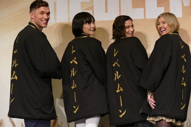 日本の冬の防寒具である半てんをプレゼント／Netflix配信『REBEL MOON － パート1：炎の子』来日記者会見