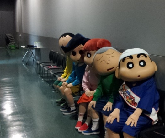 舞台裏で待機中のカスカベ防衛隊