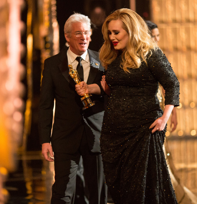 ジェニー・パッカムのドレスを着用するアデル -(C) Getty Images