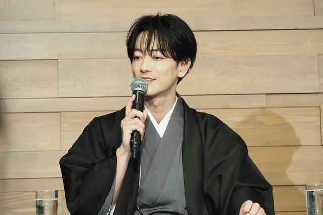 佐藤健「義母と娘のブルース FINAL2024年謹賀新年スペシャル」制作発表会見