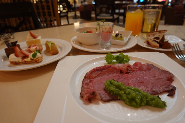 人気のビュッフェで肉料理の数々を堪能　浦安ブライトンホテル東京ベイ「カシュカシュ」