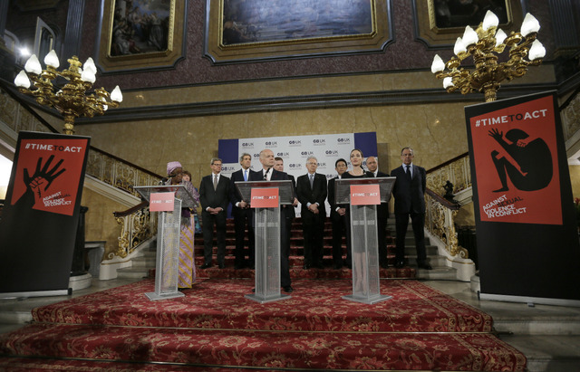 G8会合に出席するアンジェリーナ・ジョリー -(C) Getty Images