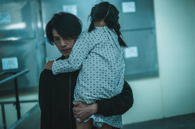 『殺し屋たちの店』© 2024 Disney and its related entities