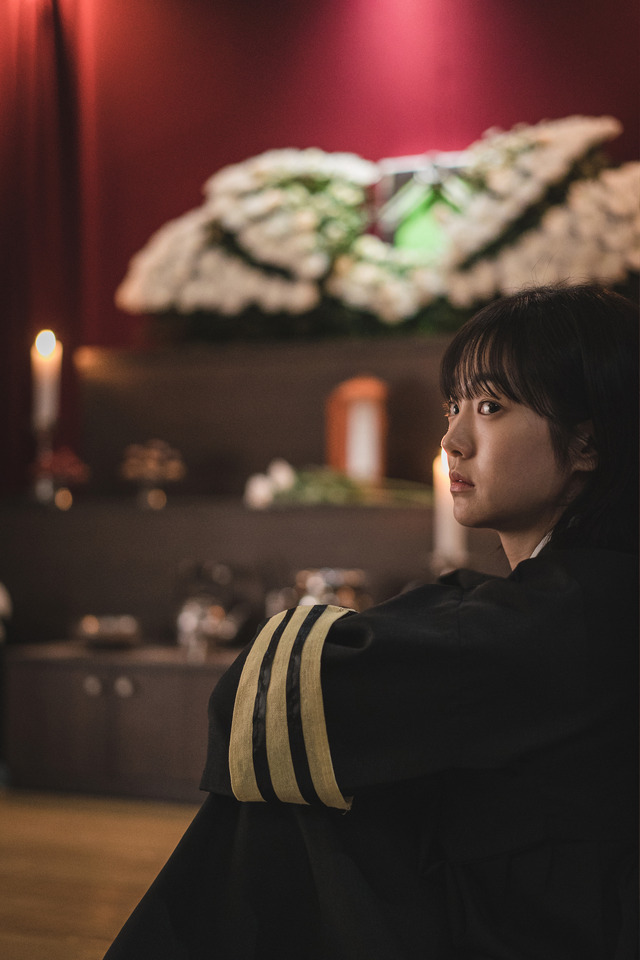 『殺し屋たちの店』1話　© 2024 Disney and its related entities