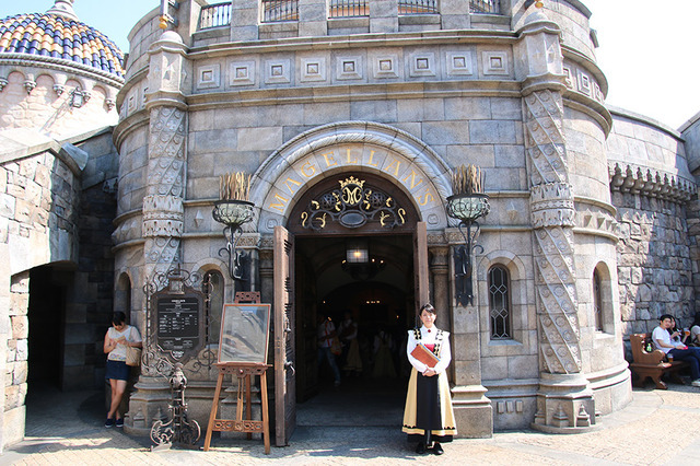 エントランスは、レストラン「マゼランズ」と同じ