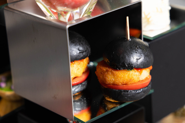 「Strawberry Busters」帆立貝のクロケットとロメスコソースの暗黒バーガー