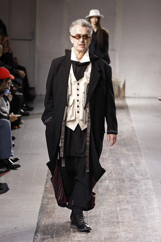 ヴィム・ヴェンダース／「ヨウジヤマモト（YOHJI YAMAMOTO）」2024-25秋冬メンズコレクション Photo by Estrop/Getty Images