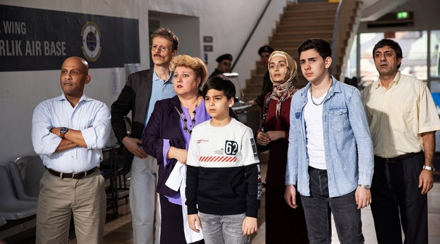 『ミセス・クルナスvs.ジョージ・W・ブッシュ』(c) 2022 Pandora Film Produktion GmbH, Iskremas Filmproduktion GmbH, Cinéma Defacto, Norddeutscher Rundfunk, Arte France Cinéma