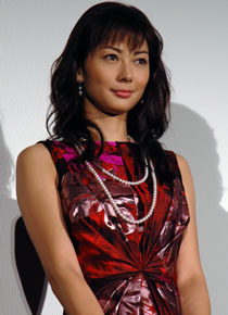 年齢差も気にしない？　伊東美咲