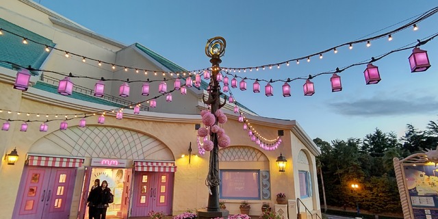 昼夜でイクスピアリの表情が変わる！“桜”カラーに染まる「サクラ ランタン ストリート」開催中