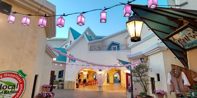 昼夜でイクスピアリの表情が変わる！“桜”カラーに染まる「サクラ ランタン ストリート」開催中