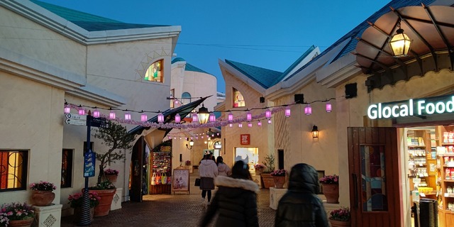 昼夜でイクスピアリの表情が変わる！“桜”カラーに染まる「サクラ ランタン ストリート」開催中