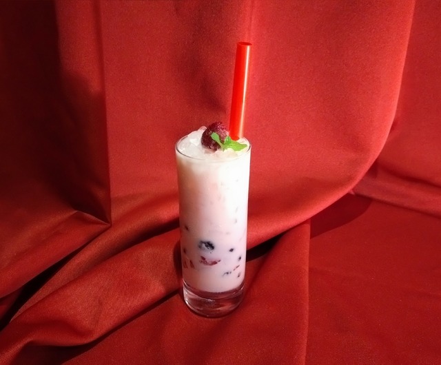 昼夜でイクスピアリの表情が変わる！“桜”カラーに染まる「サクラ ランタン ストリート」開催中