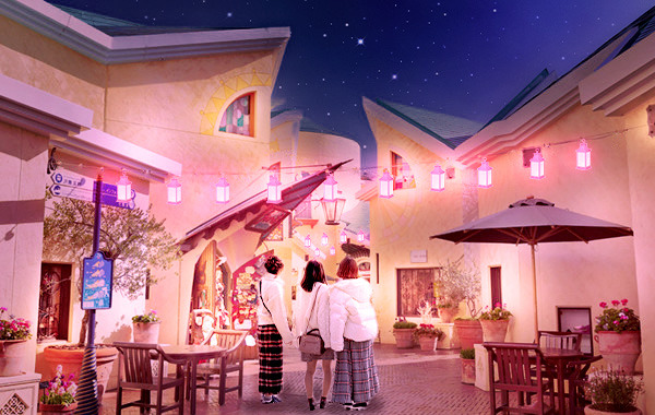 昼夜でイクスピアリの表情が変わる！“桜”カラーに染まる「サクラ ランタン ストリート」開催中